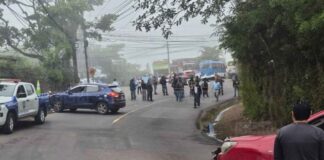 Pobladores protestan en El Hatillo para exigir pavimentación de la carretera hacia comunidades de La Tigra