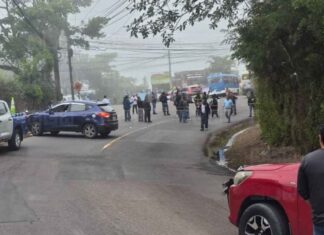 Pobladores protestan en El Hatillo para exigir pavimentación de la carretera hacia comunidades de La Tigra