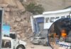 Gigantesco derrumbe en el Anillo Periférico destruye bodegas y desata incendio; buscan posibles personas soterradas