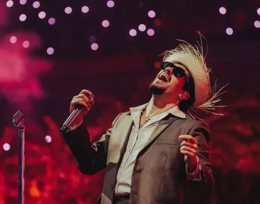 Bad Bunny hace historia: supera los mil millones de dólares en giras y se convierte en el primer artista latino en lograrlo