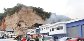 Rescatistas intensifican búsqueda de dos desaparecidos tras derrumbe e incendio en bodegas del Anillo Periférico