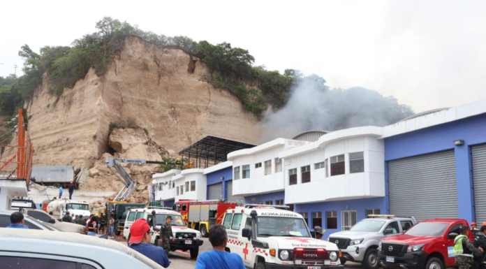 Rescatistas intensifican búsqueda de dos desaparecidos tras derrumbe e incendio en bodegas del Anillo Periférico