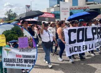 Maestros salen a las calles en Tegucigalpa para exigir respuestas del Gobierno