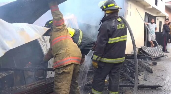 Bomberos sofocan incendio en vivienda; familia logró salir a tiempo y no hubo víctimas