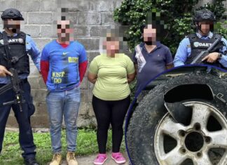 Capturan a tres presuntos narcotraficantes con 70 paquetes de supuesta marihuana ocultos en una llanta en Comayagua