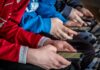 Francia se convirtió en el primer país de la Unión Europea en aprobar una ley que prohíbe el acceso a redes sociales a menores de 15 años