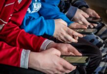 Francia se convirtió en el primer país de la Unión Europea en aprobar una ley que prohíbe el acceso a redes sociales a menores de 15 años