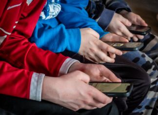 Francia se convirtió en el primer país de la Unión Europea en aprobar una ley que prohíbe el acceso a redes sociales a menores de 15 años