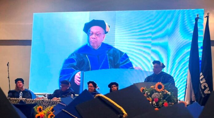 «No tengan miedo y crean en ustedes mismos»: Eduardo Maldonado inspira a graduandos de la UJCV