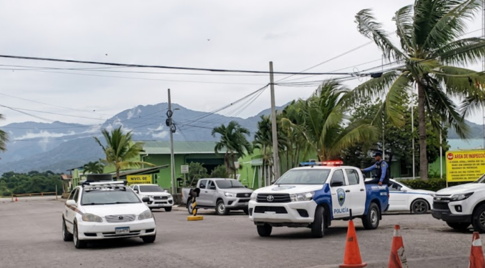 Capturan a tres personas con más de L1 millón en efectivo oculto en maletas en La Ceiba