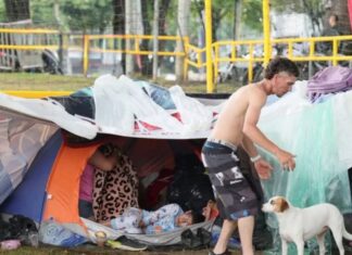 Fuertes lluvias agravan situación de damnificados por terremoto en Pereira, Colombia