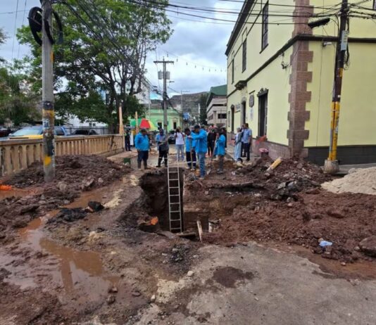 AMDC interviene socavón frente al Parque Valle para restablecer paso vehicular