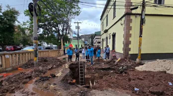 AMDC interviene socavón frente al Parque Valle para restablecer paso vehicular