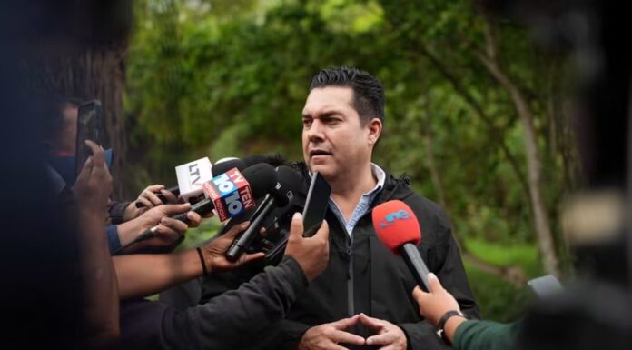 Alcaldía advierte sanciones por cobros excesivos de agua ante crisis hídrica en la capital