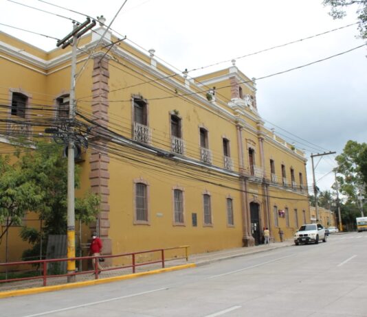 Hospital San Felipe reduce su mora quirúrgica de 65% a 39%, informa director Edwin Cruz