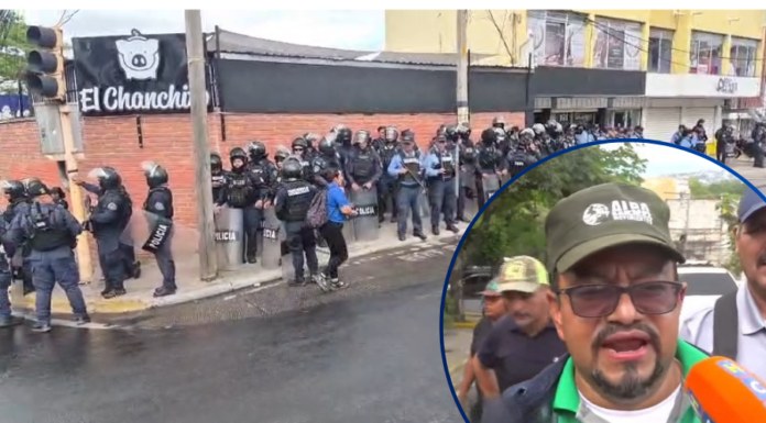 Antimotines desalojan con gases y tanqueta a campesinos que protestaban frente al INA