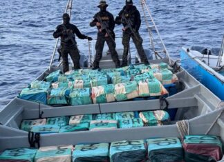 FFAA aseguran embarcación y 55 fardos de supuesta droga en el Caribe hondureño
