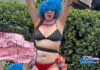 “Yo voté por Papi y la calle es mía también”: doctora Flor Idalia Aguilar protesta en traje de baño durante actos de Independencia