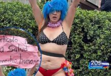 “Yo voté por Papi y la calle es mía también”: doctora Flor Idalia Aguilar protesta en traje de baño durante actos de Independencia