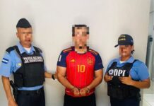 Detienen a motociclista en La Ceiba tras detectar que portaba una licencia de conducir falsa
