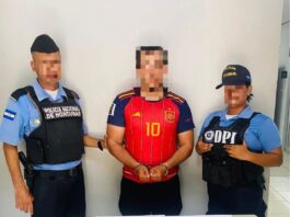 Detienen a motociclista en La Ceiba tras detectar que portaba una licencia de conducir falsa