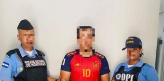 Detienen a motociclista en La Ceiba tras detectar que portaba una licencia de conducir falsa