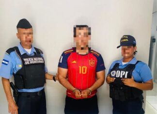 Detienen a motociclista en La Ceiba tras detectar que portaba una licencia de conducir falsa
