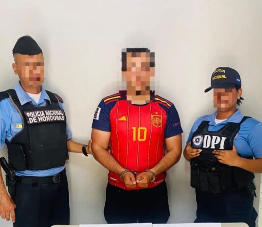 Detienen a motociclista en La Ceiba tras detectar que portaba una licencia de conducir falsa