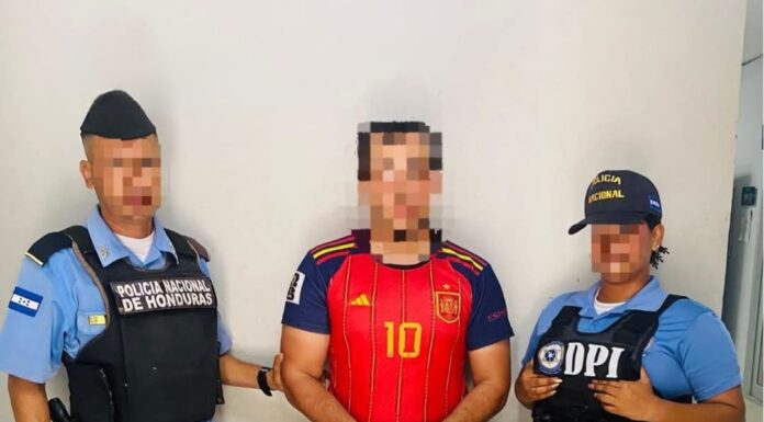 Detienen a motociclista en La Ceiba tras detectar que portaba una licencia de conducir falsa