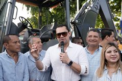 Orocuina recibe maquinaria para atender caminos de sus nueve aldeas por parte del presidente del Congreso Nacional ,Tomás Zambrano
