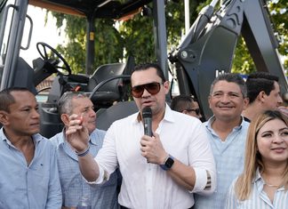 Orocuina recibe maquinaria para atender caminos de sus nueve aldeas por parte del presidente del Congreso Nacional ,Tomás Zambrano
