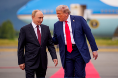 Trump pide a Putin poner fin a la guerra y espera alcanzar la paz durante su mandato