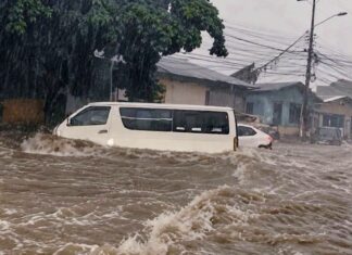 Inundaciones afectan a 120 familias y dejan 70 vehículos atrapados en San Pedro Sula