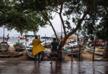 Huracán Simón se debilita a categoría 1 frente a México, pero mantiene alerta por lluvias