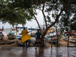 Huracán Simón se debilita a categoría 1 frente a México, pero mantiene alerta por lluvias
