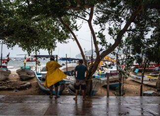 Huracán Simón se debilita a categoría 1 frente a México, pero mantiene alerta por lluvias