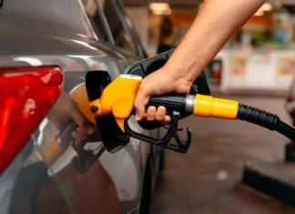 Economista plantea revisar gasto público ante presión por altos precios de combustibles