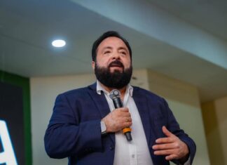 Redondo reta a Asfura a revelar qué le pidió en su casa y afirma que “se arrodilló” ante él
