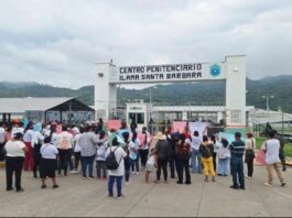 Familiares de reclusos protestan frente a cárcel El Pozo por prohibición de visitas