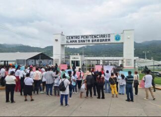 Familiares de reclusos protestan frente a cárcel El Pozo por prohibición de visitas