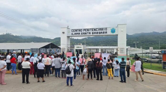 Familiares de reclusos protestan frente a cárcel El Pozo por prohibición de visitas