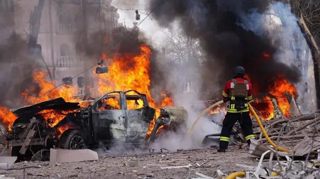 Ataque ruso en Kramatorsk deja al menos 30 civiles muertos