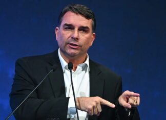 Flávio Bolsonaro rechaza rumores sobre la comunidad LGBT y afirma que “van a prosperar” en Brasil