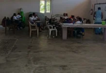 Niños reciben clases en una funeraria mientras esperan reconstrucción de escuela en Colón