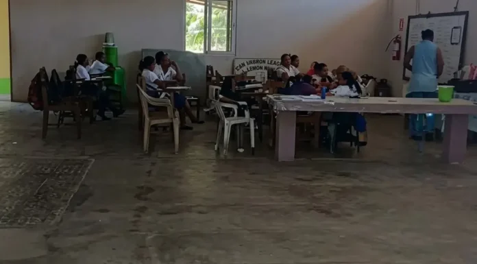 Niños reciben clases en una funeraria mientras esperan reconstrucción de escuela en Colón