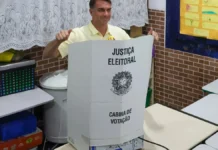 Flávio Bolsonaro vota y pide un “cambio de verdad” en Brasil